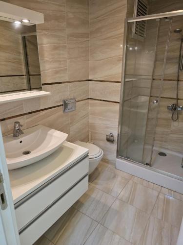 Ένα μπάνιο στο Bahcesehir Rent House