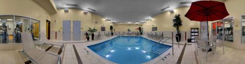 Kolam renang di atau dekat dengan Hilton Minneapolis Bloomington