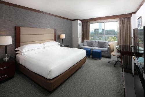 Postel nebo postele na pokoji v ubytování Hilton Minneapolis Bloomington