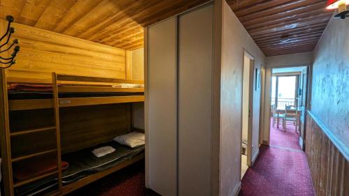 une chambre avec des lits superposés et une salle à manger dans l'établissement Résidence Meijotel - Studio résidence Meijotel MAE-9601, à Vénosc