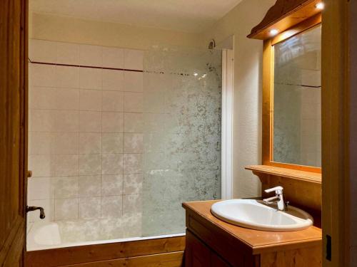 une salle de bain avec un lavabo et une douche en verre dans l'établissement Résidence Meijotel - Studio résidence Meijotel MAE-9601, à Vénosc