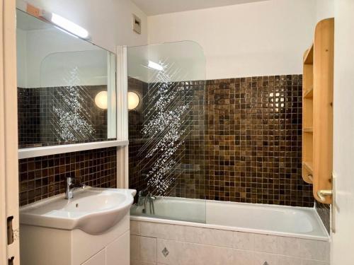 une salle de bain avec un lavabo et une baignoire dans l'établissement Résidence Meijotel - Studio résidence Meijotel MAE-9671, à Vénosc