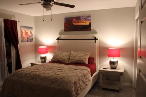 ein Schlafzimmer mit einem Bett mit zwei Lampen und zwei Tischen in der Unterkunft Colorado Four Season Funhouse in Colorado Springs