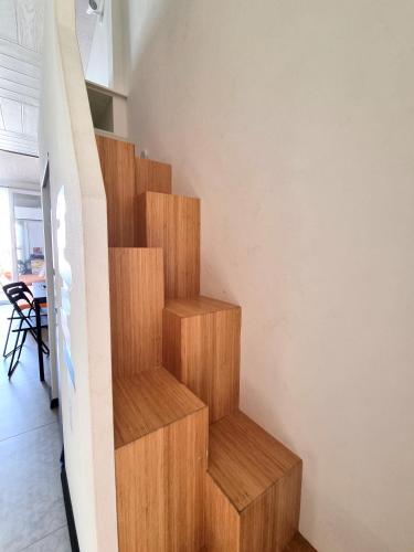 a staircase in a house with wooden steps at EndlessSummer in Focene