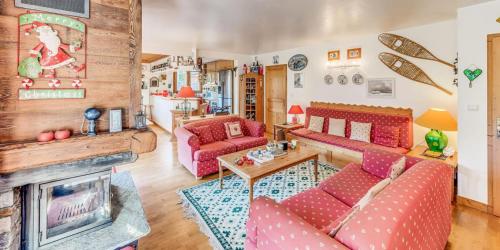un salon avec des meubles rouges et une cheminée dans l'établissement Chalet Le Prairial - 5 Pièces pour 8 Personnes MAE-0071, à Champagny-en-Vanoise