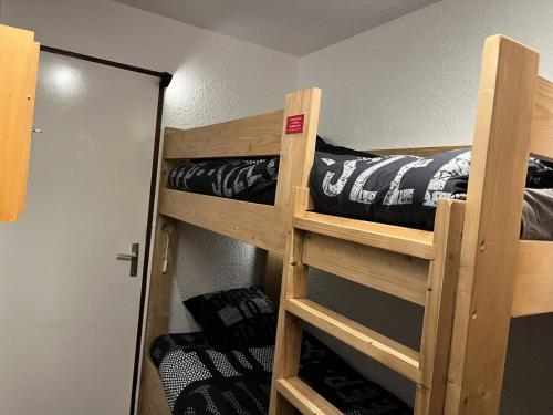 - deux lits superposés dans une chambre dans l'établissement Résidence Les Cordeliers - Studio 4 personnes 23pers exposé Sud MAE-3411, à Valloire