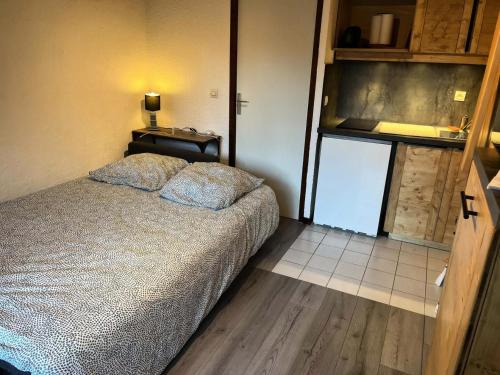 une petite chambre avec un lit et une fenêtre dans l'établissement Résidence Les Cordeliers - Studio 4 personnes 23pers exposé Sud MAE-3411, à Valloire