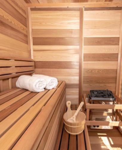 a sauna with two towels and a bucket in it at Golden Caves - Bed and Breakfast in Takaka