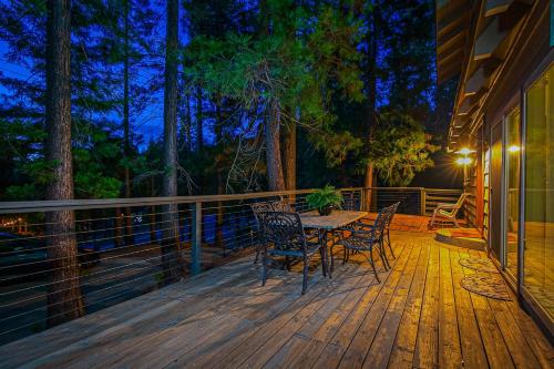Μπαλκόνι ή βεράντα στο Serene Cabin
