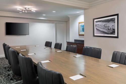 Телевизор и/или развлекательный центр в Hilton Pennywell St Louis at the Arch