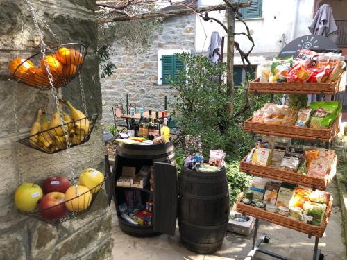 a group of baskets of food and fruit on a wall at Appartamento vacanze "Borgo Cinque Terre" Volastra Manarola in Volastra