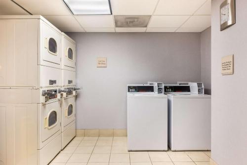 a laundry room with white appliances in a room at Hilton Garden Inn Bethesda Downtown in Bethesda