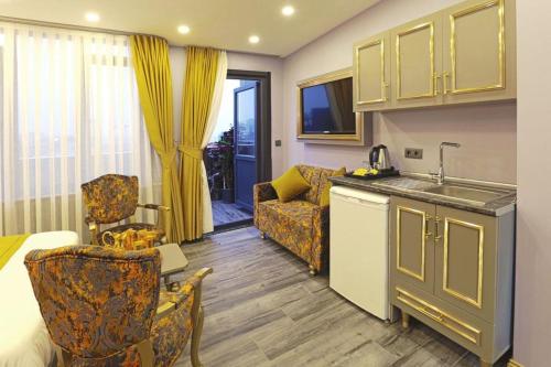a room with a kitchen and a living room at Santa Rio Taxim in Istanbul