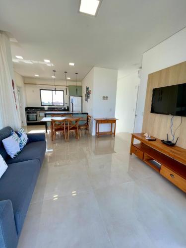 TV a/nebo společenská místnost v ubytování Cobertura Duplex Vila do Sol 4 suítes