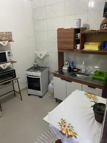 una piccola cucina con lavello e fornello di Cantinho da Pinheira a Palhoça