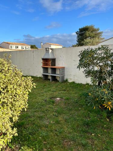 Maison lumineuse à Ars en réにある庭