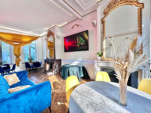 ein Wohnzimmer mit einem blauen Sofa und einem Tisch in der Unterkunft 02 LOVE ROOM - Tourcoing VERSAILLES in Tourcoing