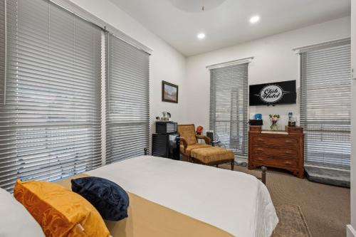 a bedroom with a bed and two windows with blinds at Club Hotel in Idaho Springs
