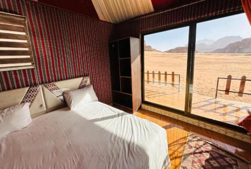1 dormitorio con 1 cama y vistas al desierto en Ahmad and Fatima's Traditional Bedouin Camp, en Wadi Rum