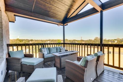 Μπαλκόνι ή βεράντα στο Walk to Water Game Room at Buchanan Dam Home!