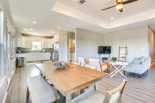 Η κουζίνα ή μικρή κουζίνα στο Walk to Water Game Room at Buchanan Dam Home!