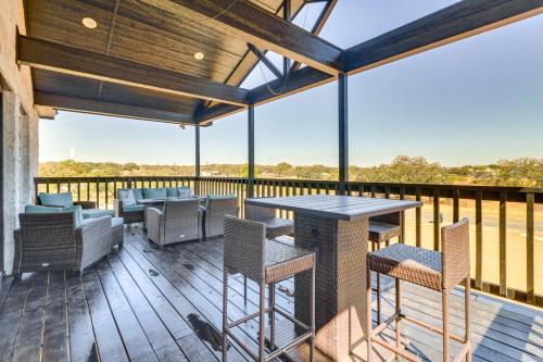 Μπαλκόνι ή βεράντα στο Walk to Water Game Room at Buchanan Dam Home!