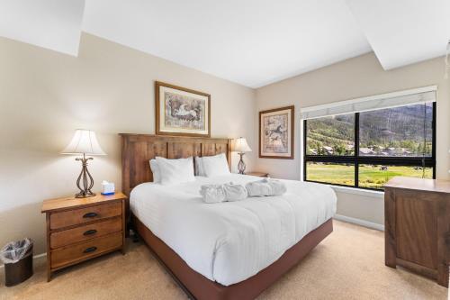 Un dormitorio con una cama grande y una ventana en Greens at Copper 315 by Summit County Mountain Retreats, en Copper Mountain