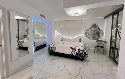 un dormitorio con una cama y un espejo en ESPECTACULAR Hogar en la playa MARBELLA, en Marbella