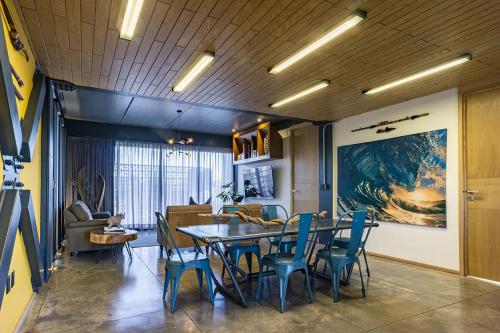 a dining room with a table and blue chairs at HERMOSO Departamento Boutique en Centro de Puebla in Puebla