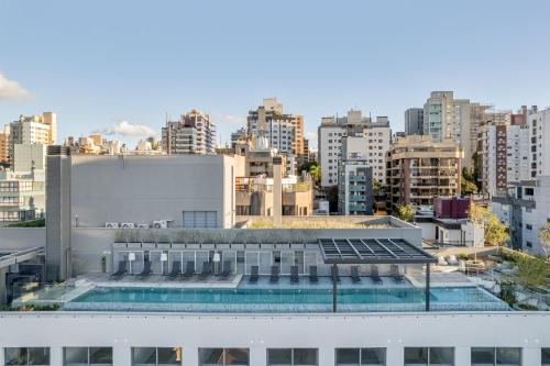 Kolam renang di atau dekat dengan Tempo The Arch - Bela Vista, Auxiliadora, Apartamentos em Porto Alegre