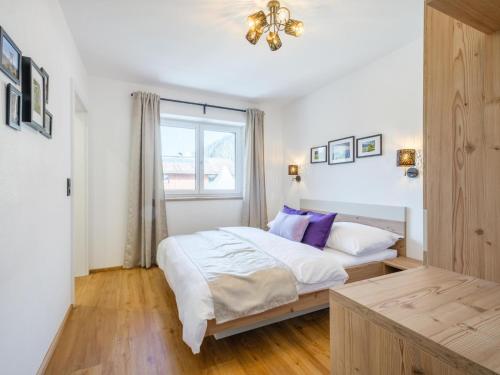 a bedroom with a bed and a window at Roßbrand-Blick in Untertauern