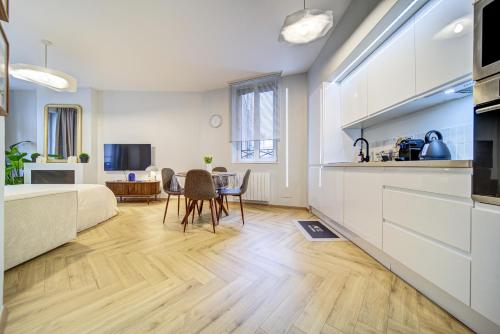 une chambre avec un lit et une table et une cuisine dans l'établissement Hôtel Metz mon amour, un séjour à 200m de la cathédrale ! Classé 3 étoiles !, à Metz