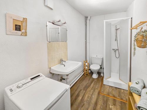 une salle de bain blanche avec un lavabo et des toilettes dans l'établissement Le SweetHome, à Caen