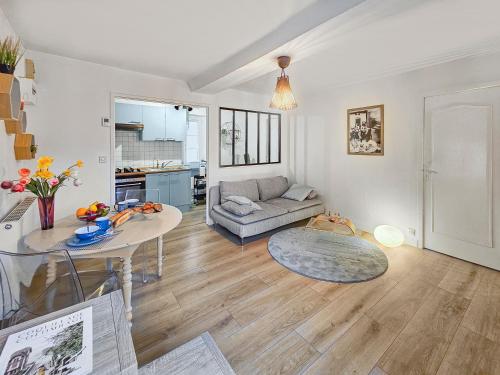 un salon avec une table et un canapé dans l'établissement Le SweetHome, à Caen