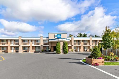 an empty parking lot in front of a building at Best Western Halton Hills in Georgetown