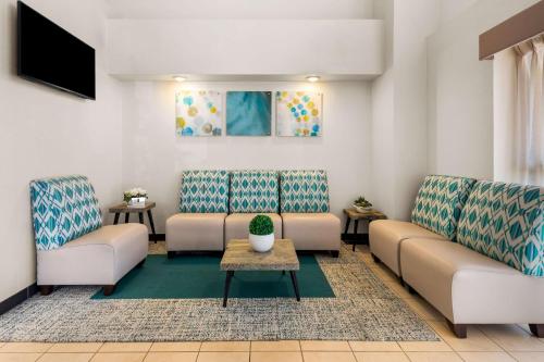 a waiting room with two couches and a tv at Best Western Halton Hills in Georgetown
