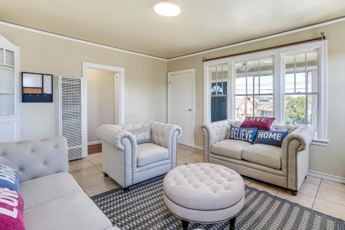 Ruang duduk di Oakland Apartment 8 Mi to Dtwn!