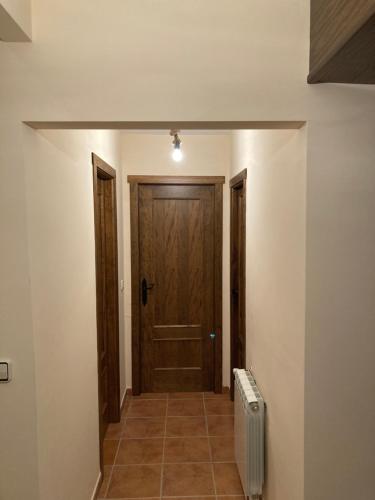 un corridoio con porta in legno e stufa di Alquería de Segur a a Segura de la Sierra