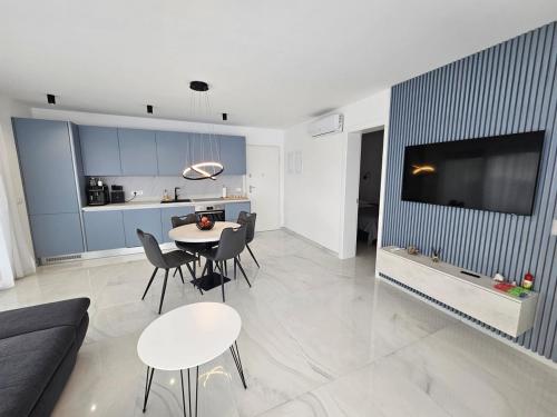 Televiisor ja/või meelelahutuskeskus majutusasutuses Family friendly house with a swimming pool Seline, Paklenica - 23560