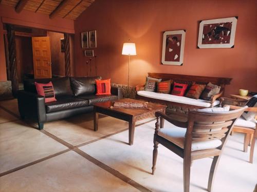 a living room with a couch and a table at La Elegida in Tilcara