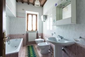 La salle de bains est pourvue d'un lavabo, de toilettes et d'une baignoire. dans l'établissement Villa Il Corniolo, à Morra