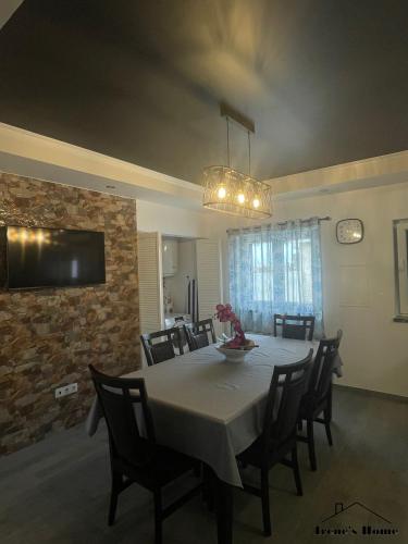 a dining room with a table and chairs at Irene s Home in Lourinhã