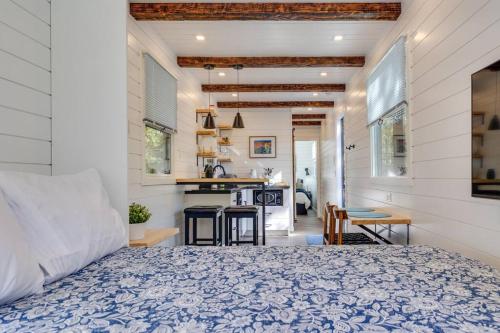 Un dormitorio con una cama y una cocina. en New - Oak Glen MicroCabin - Rare, en Broken Bow