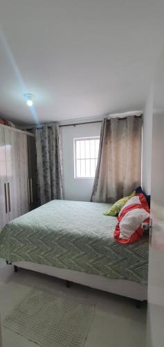 une chambre avec un grand lit avec une fenêtre dans l'établissement IMPERDÍVEL APARTAMENTO em frente ao BURITI SHOPPING, à Aparecida de Goiânia