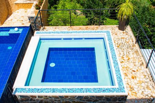 a swimming pool with blue tiles on a house at Paraíso familiar en el corazón del eje cafetero in La Tebaida