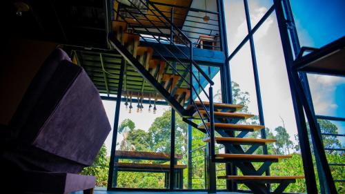 a wooden staircase in a building with a window at Paraíso familiar en el corazón del eje cafetero in La Tebaida