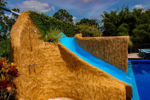 a large pool with a water slide at Paraíso familiar en el corazón del eje cafetero in La Tebaida