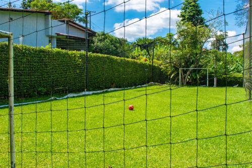 a tennis ball on the grass in a yard at Paraíso familiar en el corazón del eje cafetero in La Tebaida