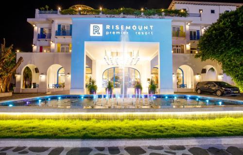 vista notturna sul lato anteriore di un hotel di Risemount Premier Resort Da Nang a Da Nang