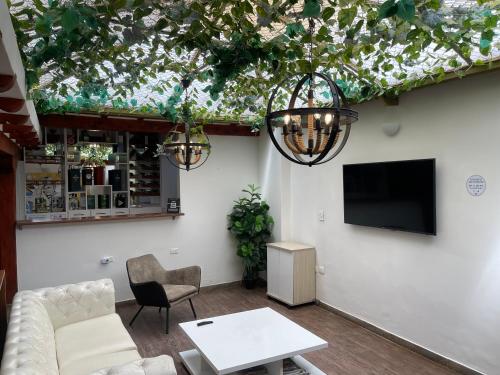 salon z sufitem z roślinami w obiekcie Once Casa Completa w mieście Villa de Leyva